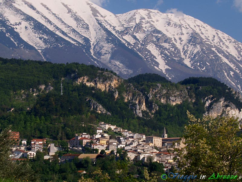 04-P5014105+.jpg - 04-P5014105+.jpg-  Panorama della cittadina termale, dominata dagli alti monti della Majella (2.795 m.).